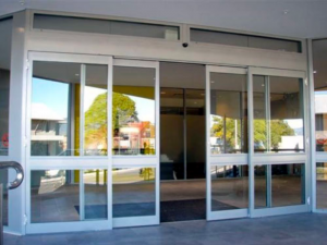 Cửa nhôm lùa treo và những tiện ích thiết thực khi lắp đặt bạn nên biết