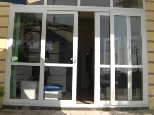 Các dòng cửa nhôm cao cấp được sơn tĩnh điện đều rất mượt, lại rất bền màu với thời gian