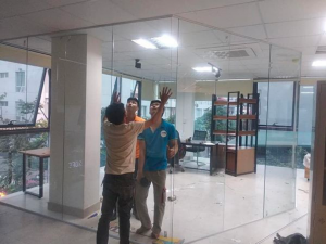 Chi tiết về quy trình lắp đặt cửa kính cường lực chuẩn theo chuyên gia