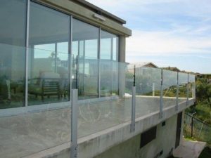 Cửa cường lực ban công và những lý do nên dùng có thể bạn chưa biết