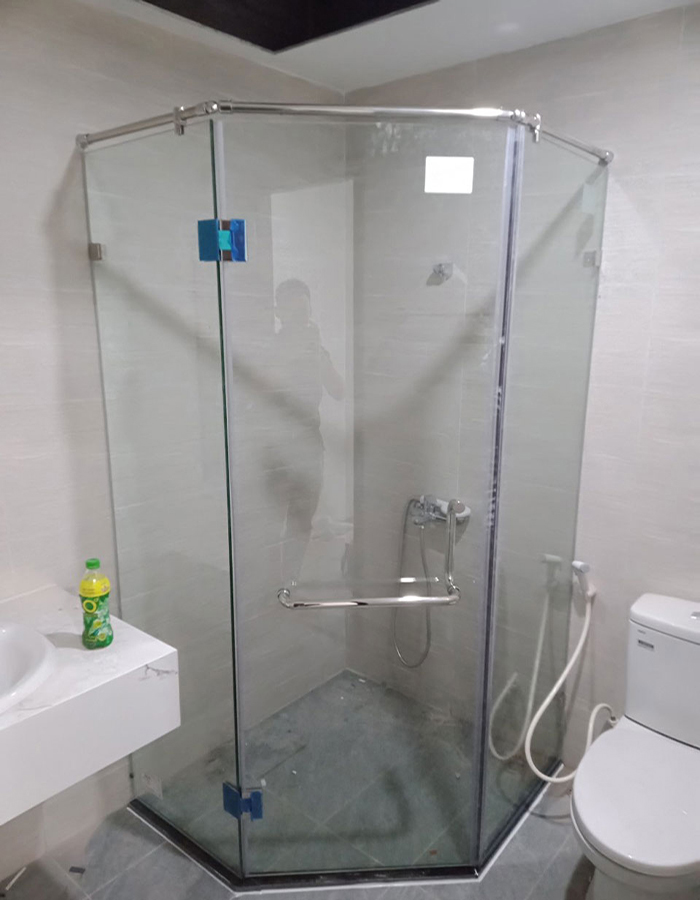 Cabin tắm kính 135 độ có thiết kế vát góc độc đáo.