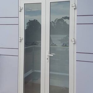 Mẫu cửa nhôm 2 cánh mở quay màu trắng do nhà diện tích nhỏ