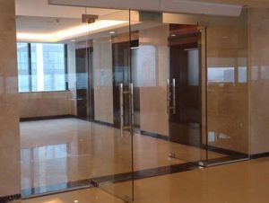 Cửa kính cường lực bản lề kẹp bí kíp đảm bảo an toàn cho ngôi nhà