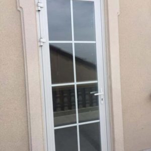 Cửa đi có khung bảo vệ